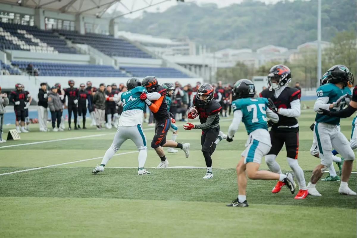 橄榄球比赛时每队有几个队员参加比赛