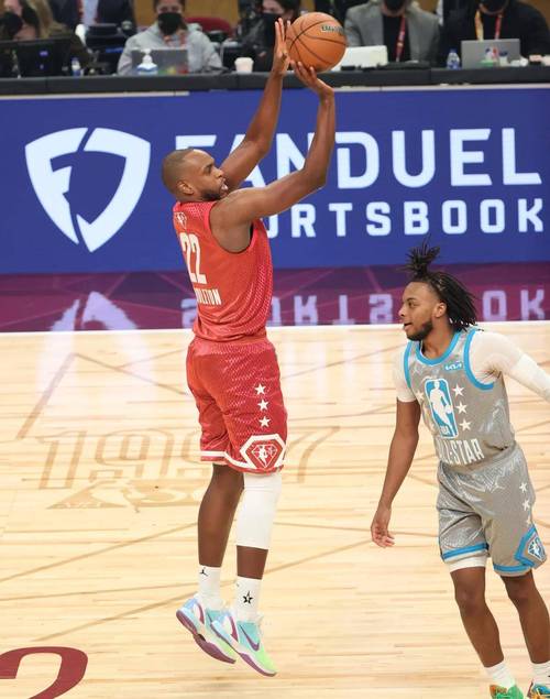 雄鹿米德尔顿续约合同