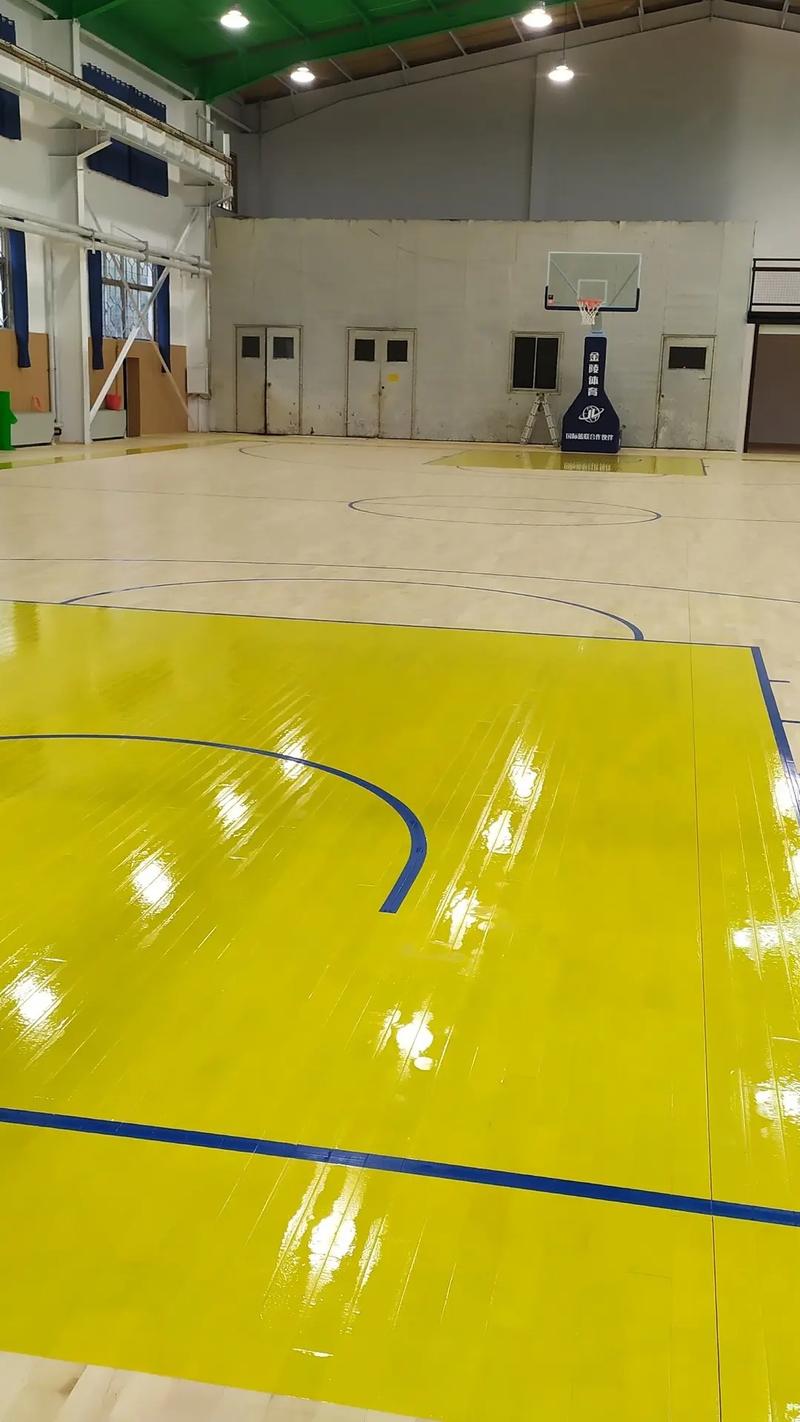 篮球场用的是什么地板