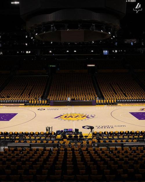 洛杉矶湖人队球馆名字